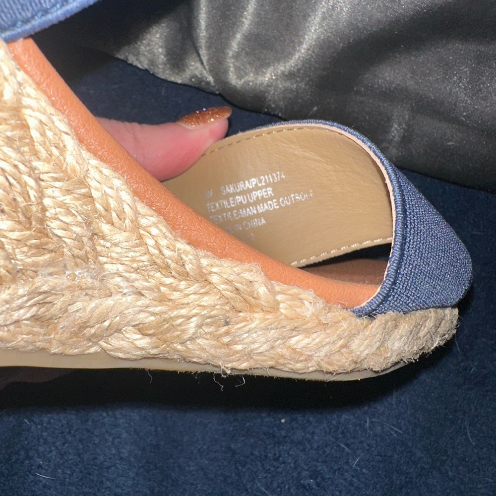 EUC Women’s size 9m Tommy Bahama Blue Sandals wedge Design - Picture 6 of 9